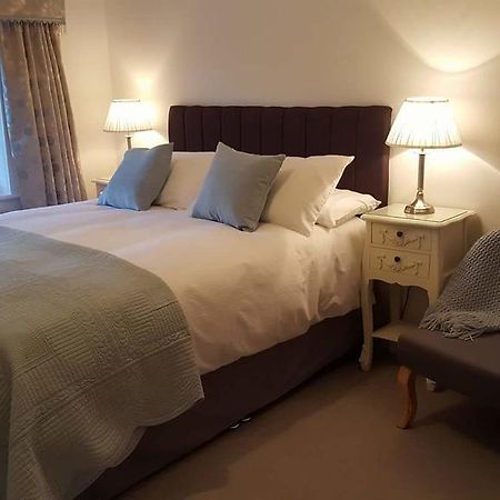 Crofters Guest House วิทนีย์ ภายนอก รูปภาพ