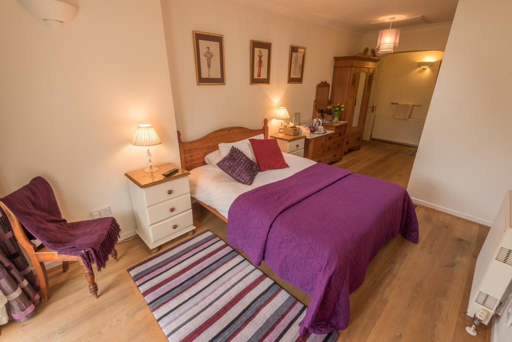 Crofters Guest House วิทนีย์ ภายนอก รูปภาพ