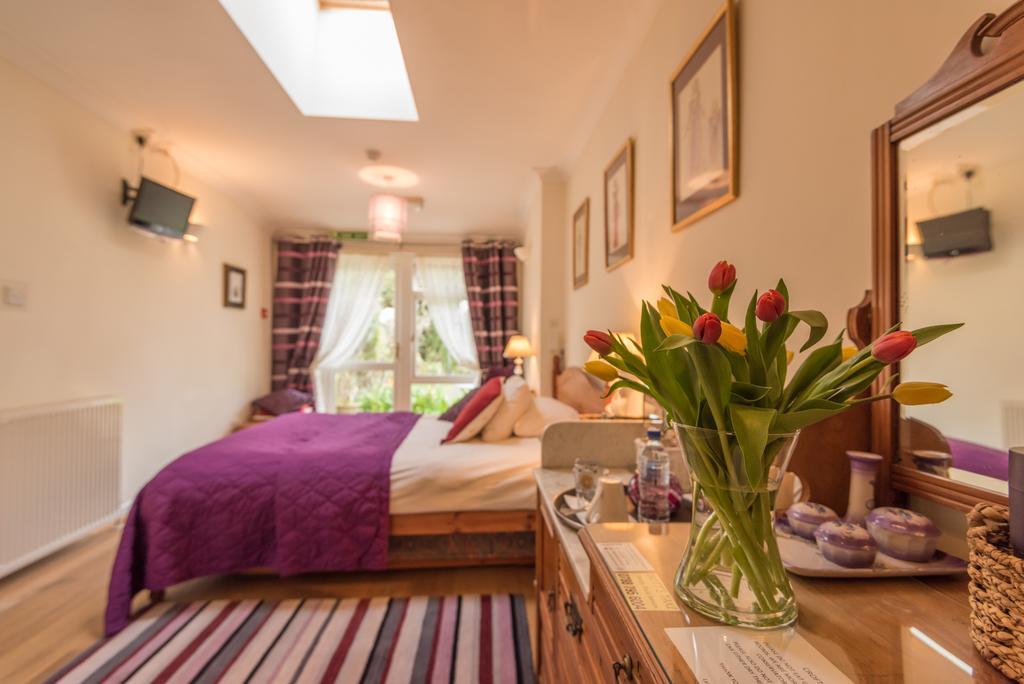 Crofters Guest House วิทนีย์ ภายนอก รูปภาพ