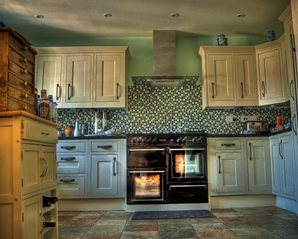 Crofters Guest House วิทนีย์ ภายนอก รูปภาพ