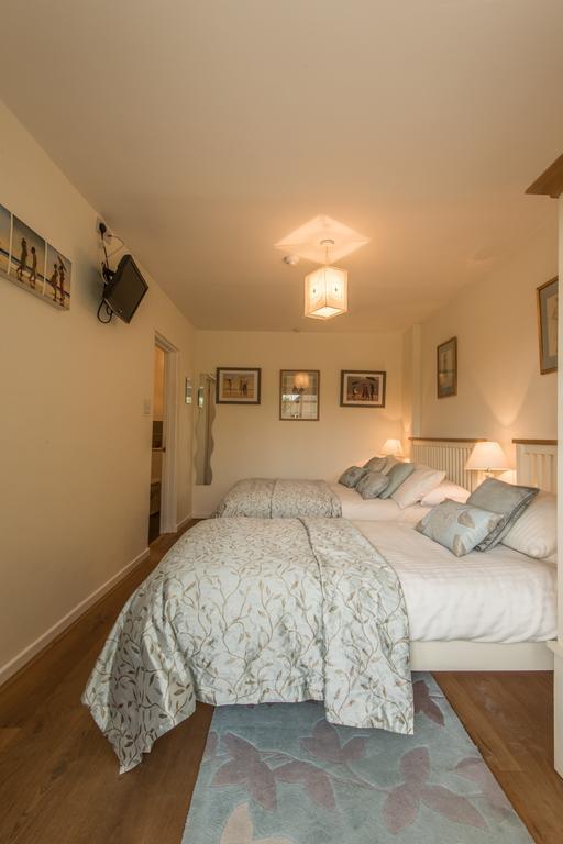 Crofters Guest House วิทนีย์ ภายนอก รูปภาพ