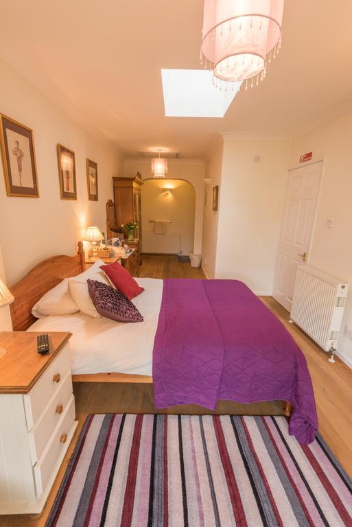 Crofters Guest House วิทนีย์ ภายนอก รูปภาพ