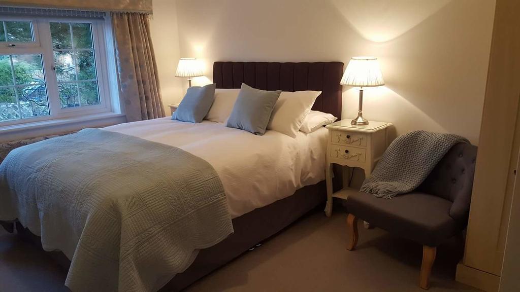 Crofters Guest House วิทนีย์ ภายนอก รูปภาพ